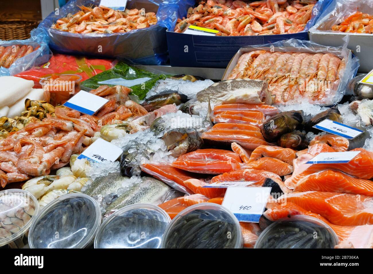 Auswahl an frischen Meeresfrüchten: Lachs, Forelle, Stör, Garnelen, Muscheln, Tintenfisch verschiedener Hues. Gegenfischmarkt. Stockfoto