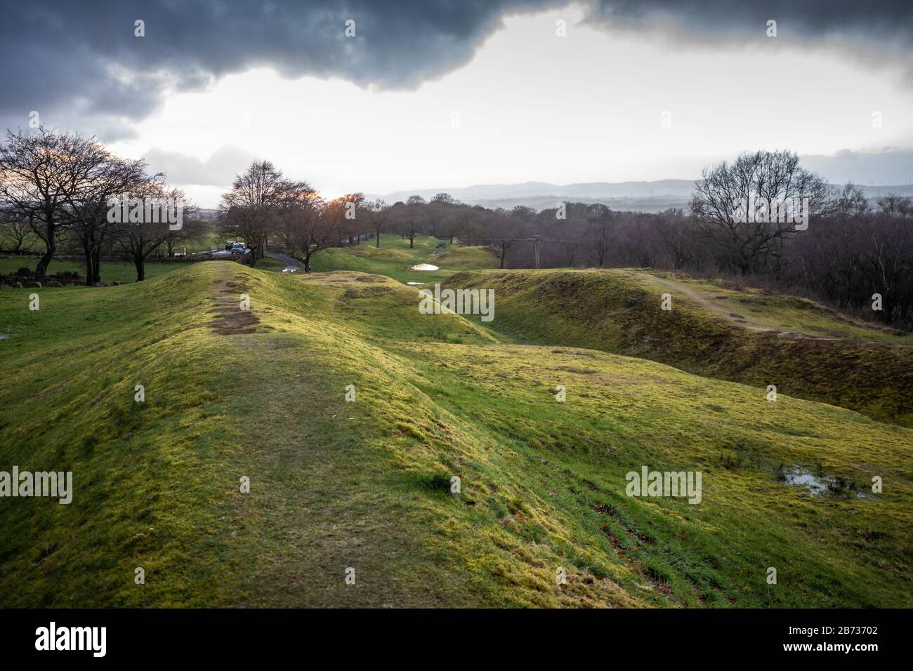 Die Überreste von Rough Castle an der Antonine Wall bei Bonnybridge in Schottland, Großbritannien Stockfoto