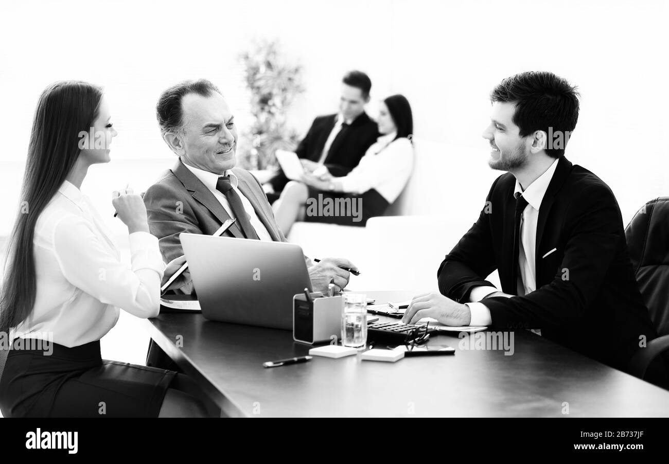 Client im Gespräch mit dem Personal an der Rezeption im Büro Stockfoto