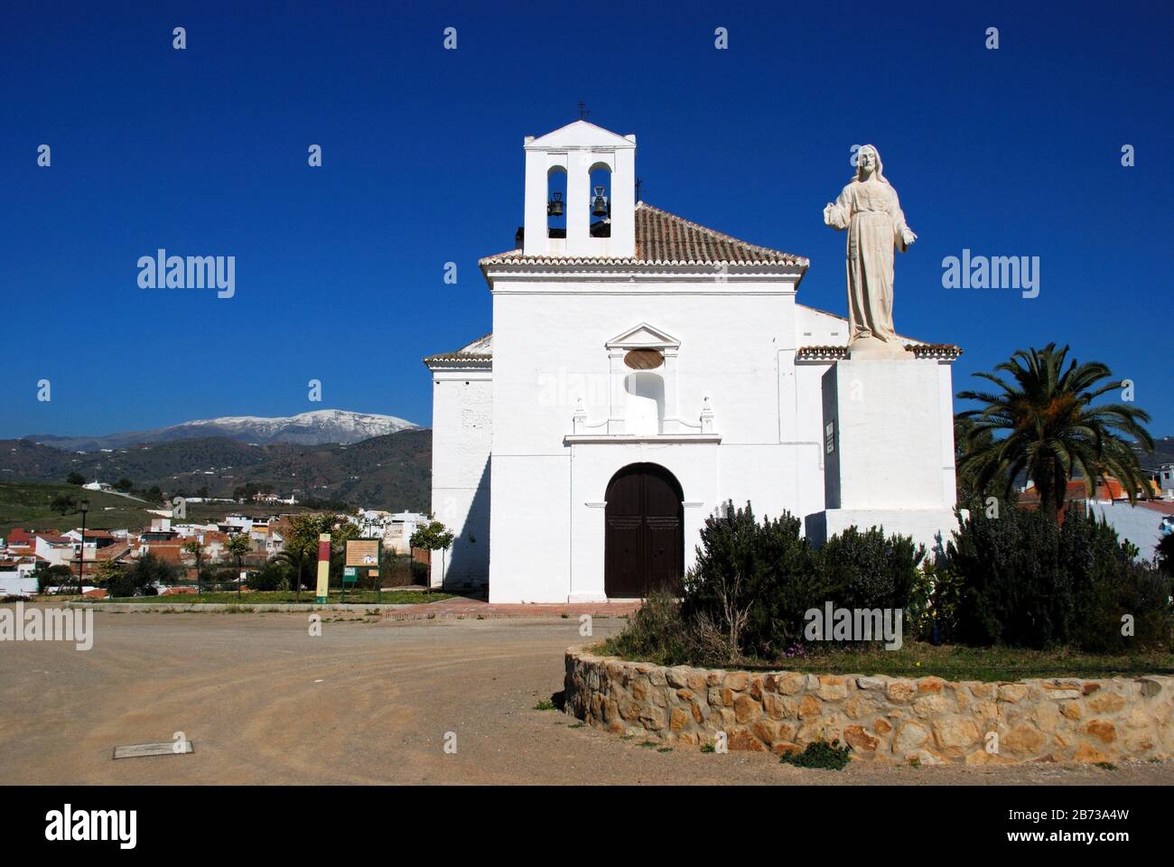 Hermitage unserer Lieben Frau der Heilmittel (Ermita de la Virgen de los Remedios), und Statue, Velez Malaga, Spanien. Stockfoto