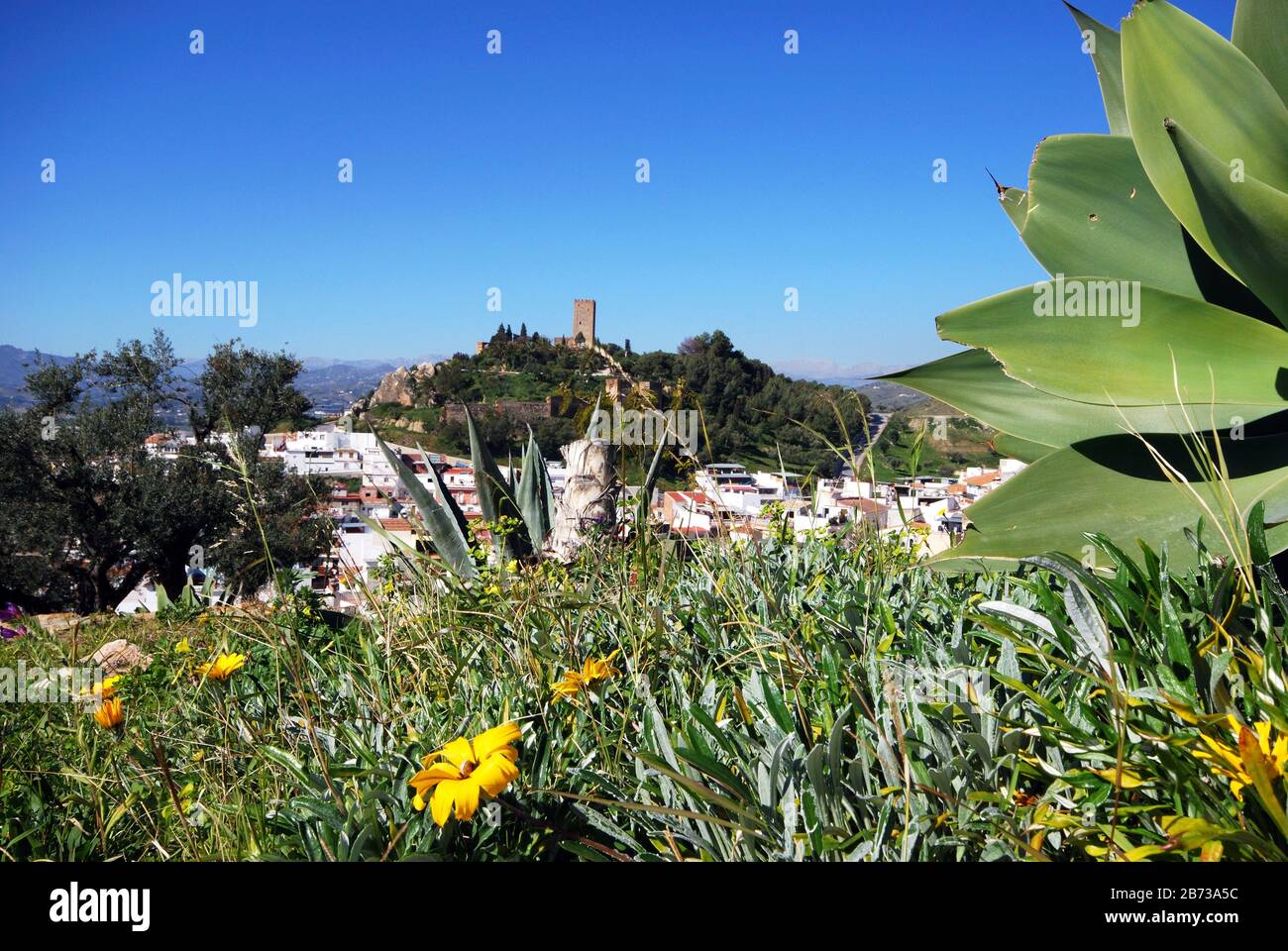 Blick über die Dächer der Stadt zum arabischen Schloss, Velez Malaga, Costa del Sol, Provinz Málaga, Andalucia, Spanien. Stockfoto