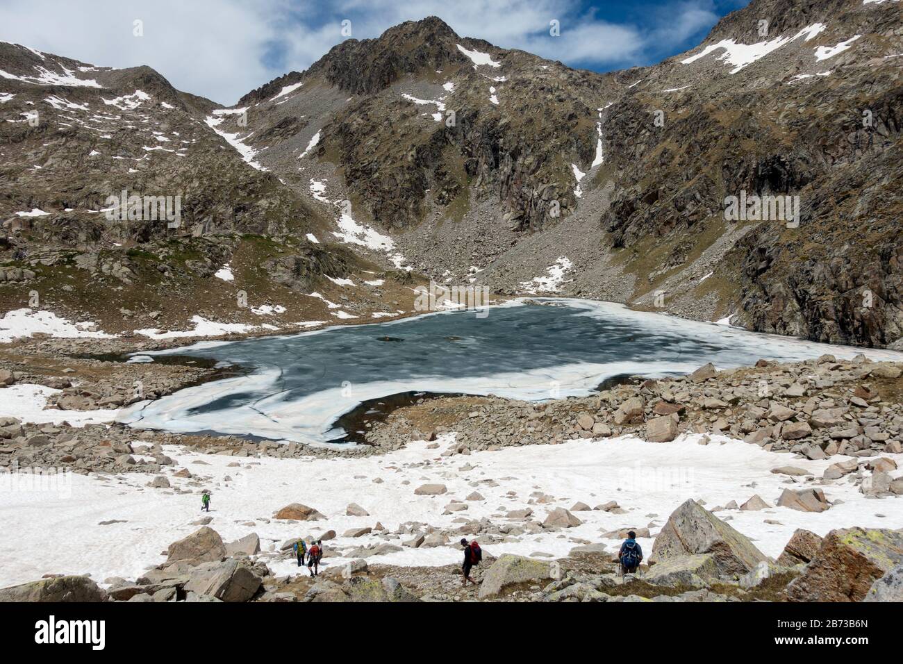 Trekker am Cap de Llauset Mountain Lake.Posets-Maladeta Natural Park.Pyrenees.Aragon.Spain Stockfoto
