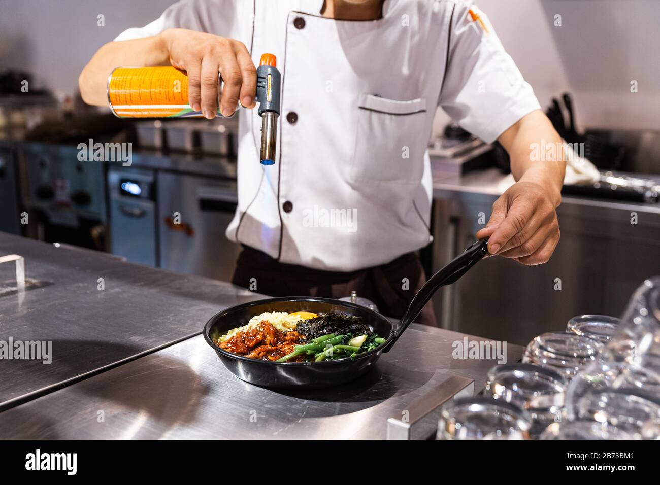 PPF-Installationsvorgang, Nahausstreckung Entfernen einer alten transparenten Folie an einem Scheinwerfer und einer Haube von Hand. Professioneller Automobilservice. Stockfoto