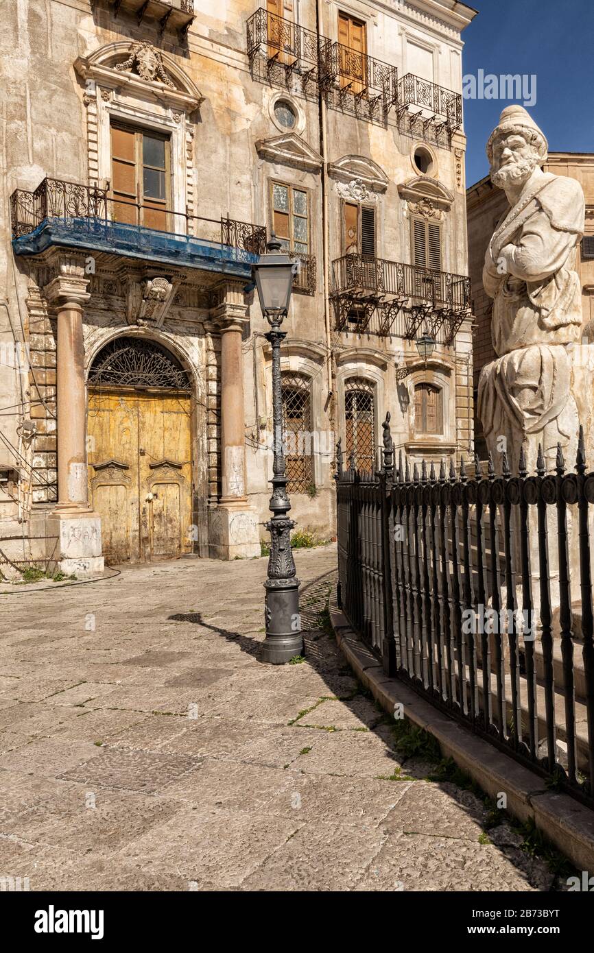 Statuen und Brunnen auf der Piazza Pretoria, Palermo, Sizilien Stockfoto