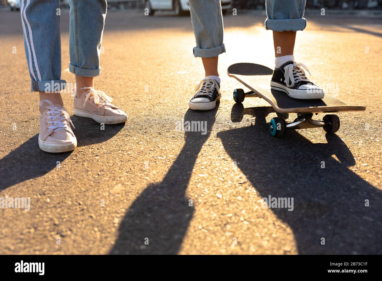 Niedrige Sicht auf Freunde, die draußen Skaten machen Stockfoto