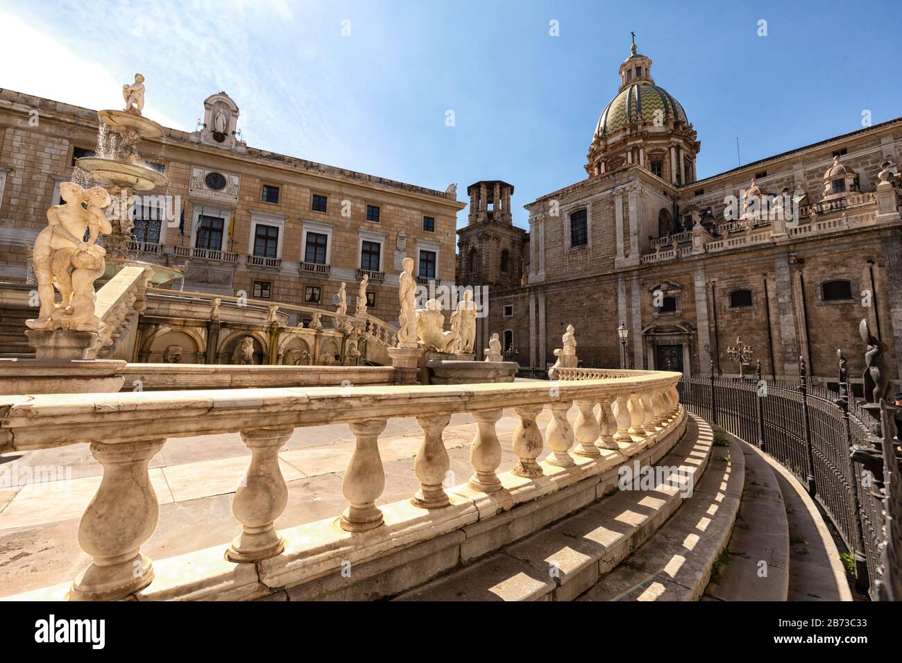 Statuen und Brunnen auf der Piazza Pretoria, Palermo, Sizilien Stockfoto