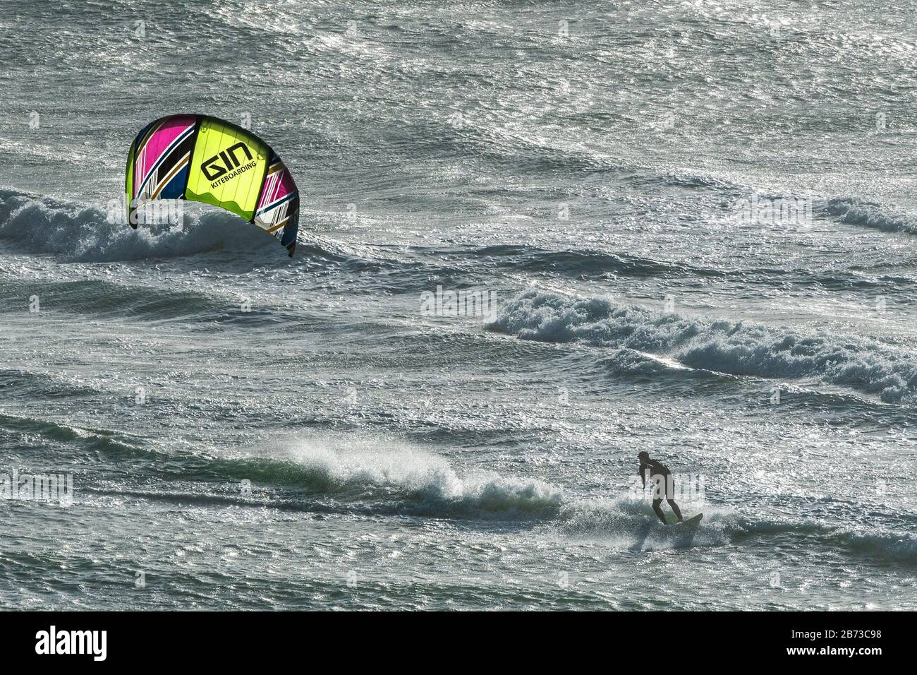 Eine Kita-Boarder gleite mit Geschwindigkeit über das Meer bei Crantock in Newquay in Cornwall. Stockfoto