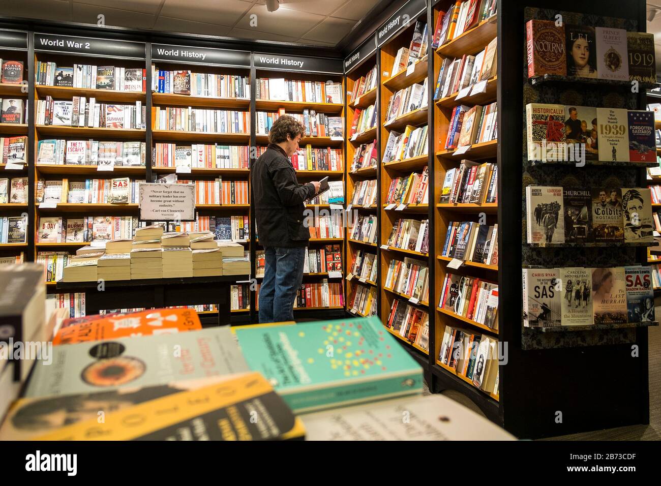 Ein Kunde, der in einem Waterstones Book Shop Book Store stöbere. Stockfoto