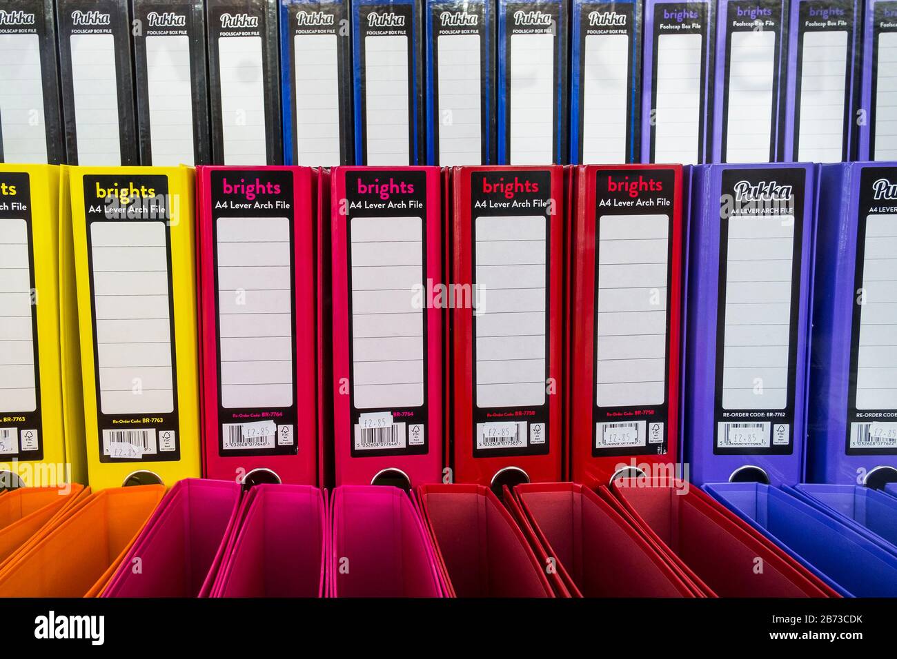Eine Anzeige mit farbigen Lever Arch Files und Box Files. Stockfoto