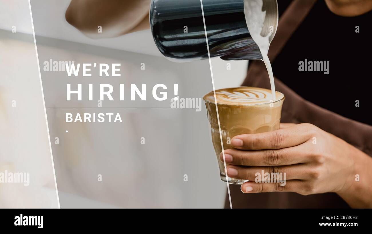 WIR STELLEN Text mit Barista ein, der Latte Art Kaffee im Hintergrund zubereitet Stockfoto