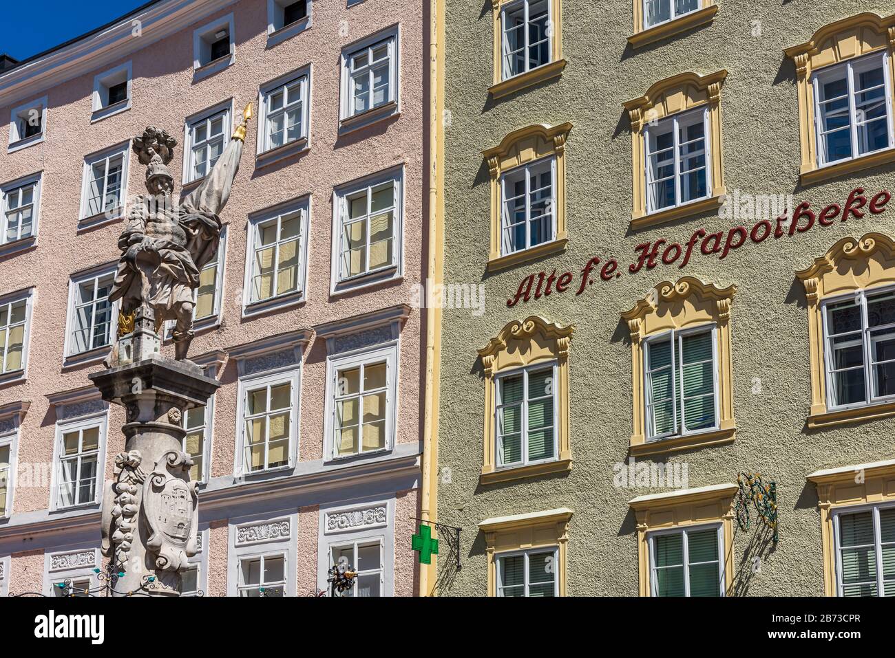 Floriani-Brunnen in Alter Markt in der Altstadt von Salzburg, einem UNESCO-Weltkulturerbe Österreichs Stockfoto