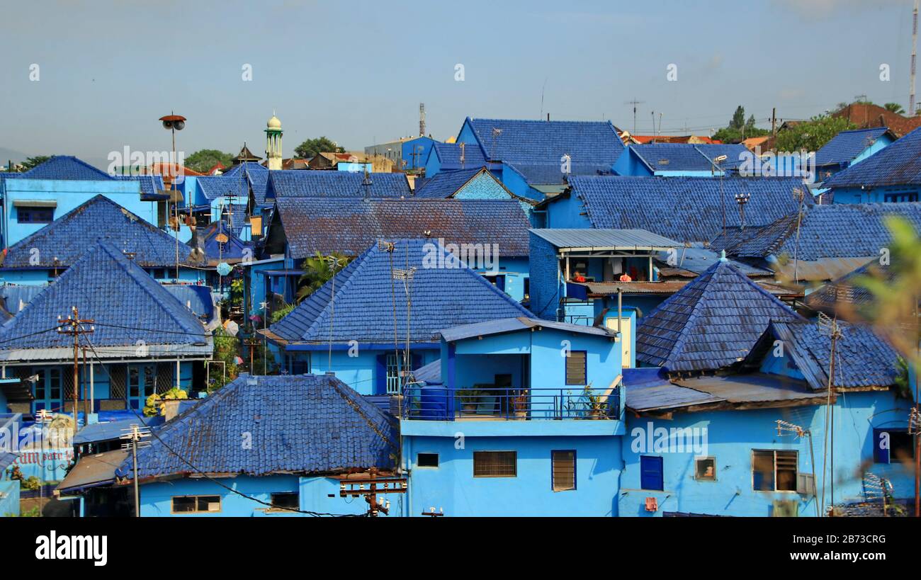 Ein Dorf an einem blauen Flussufer in Malang Indonesia am 15. November 2019 Stockfoto