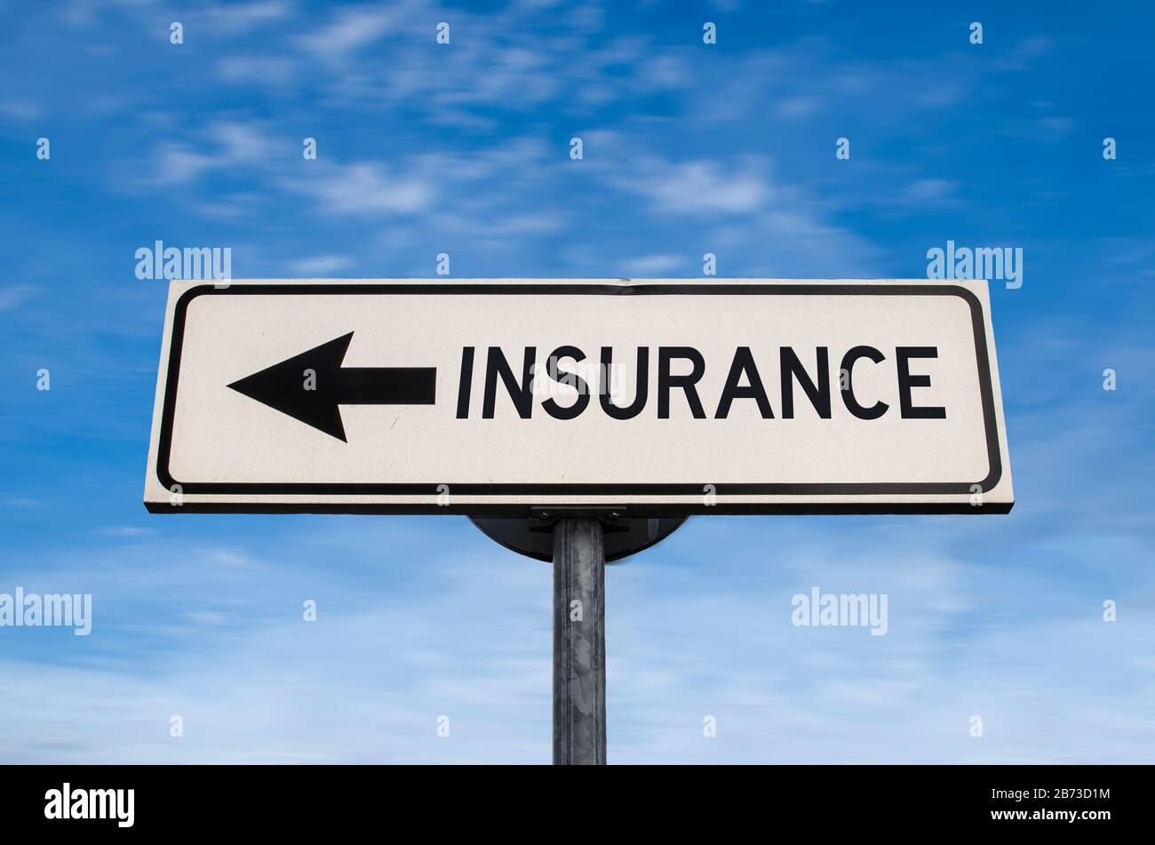 Schild mit dem Schild "Insurance Road", Pfeil auf blauem Himmel. Einbahnig leeres Straßenschild mit Kopierbereich. Pfeil auf einem Pfosten, der in eine Richtung zeigt. Stockfoto