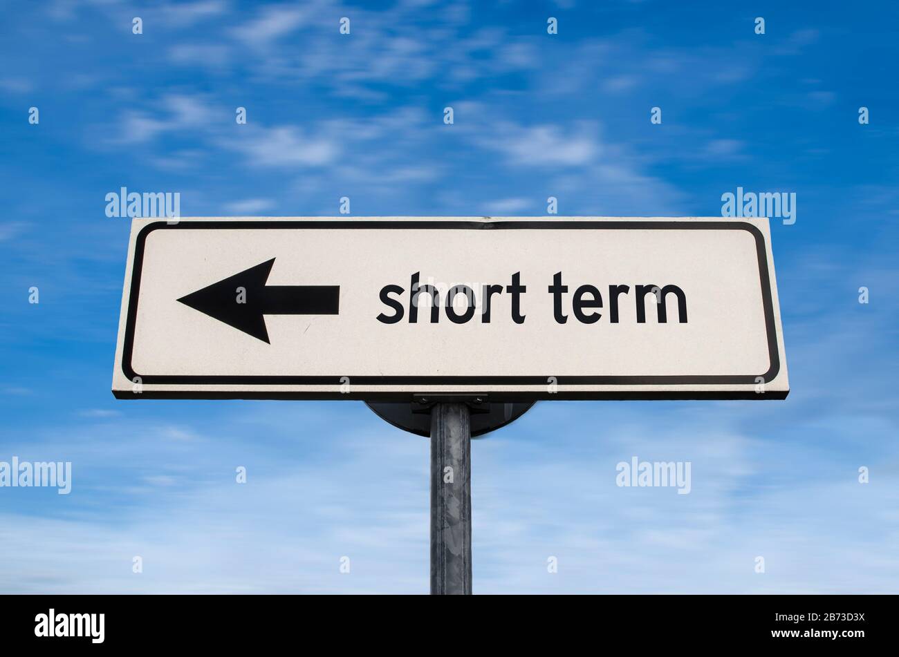 Kurzzeit-Wegzeichen, Pfeil auf blauem Himmel Hintergrund. Einbahnig leeres Straßenschild mit Kopierbereich. Pfeil auf einem Pfosten, der in eine Richtung zeigt. Stockfoto