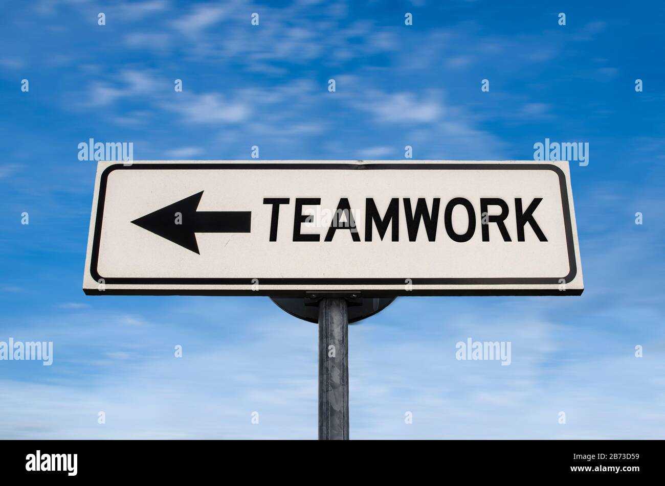 Teamwork-Schild, Pfeil auf blauem Himmel Hintergrund. Einbahnig leeres Straßenschild mit Kopierbereich. Pfeil auf einem Pfosten, der in eine Richtung zeigt. Stockfoto