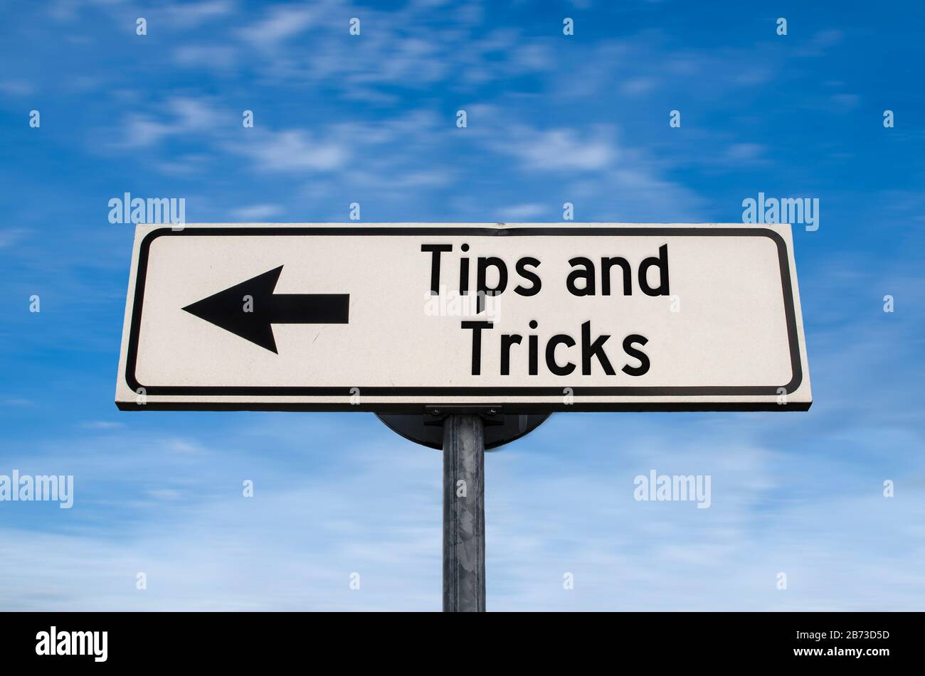 Tipps und Tricks Straßenschild, Pfeil auf blauem Himmel Hintergrund. Einbahnig leeres Straßenschild mit Kopierbereich. Pfeil auf einem Pfosten, der in eine Richtung zeigt. Stockfoto