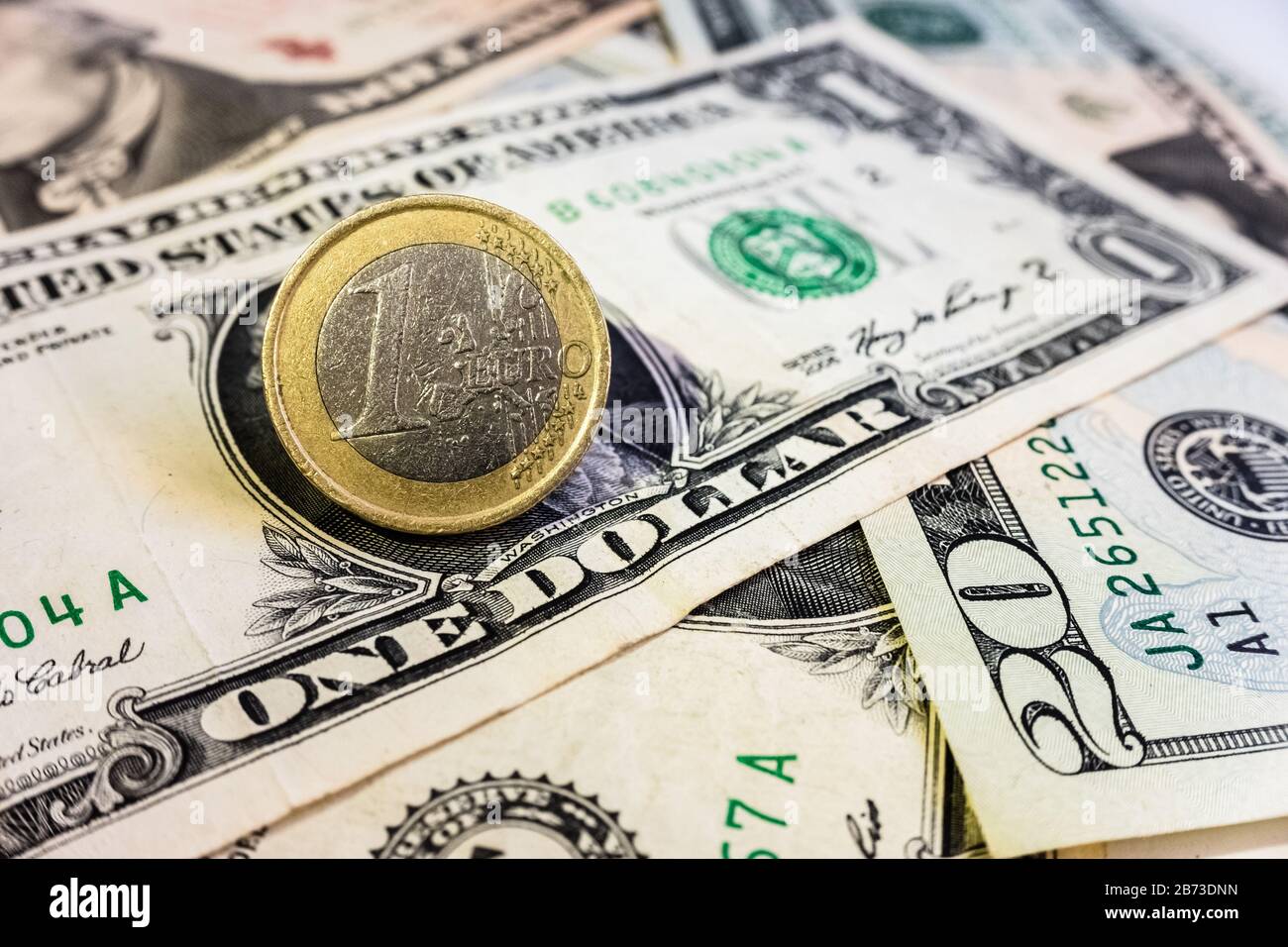 Der Krieg der internationalen Tarife erreicht den Europäischen Markt, Euro Münze Hintergrund gegenüber dem Dollar. Stockfoto