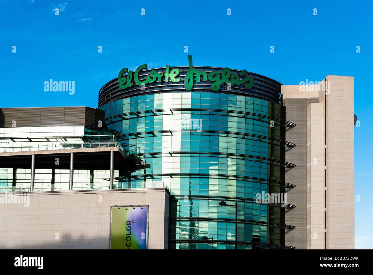 Valencia, Spanien - 5. März 2020: Fassade des Kaufhausgebäudes El Corte Inglés in Valencia. Stockfoto