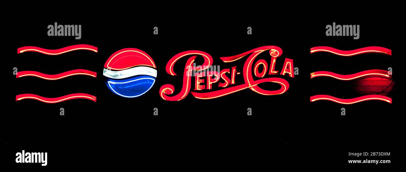 Nahaufnahme eines Neonlichts, das in das Pepsi Cola-Logo geformt wurde. Stockfoto