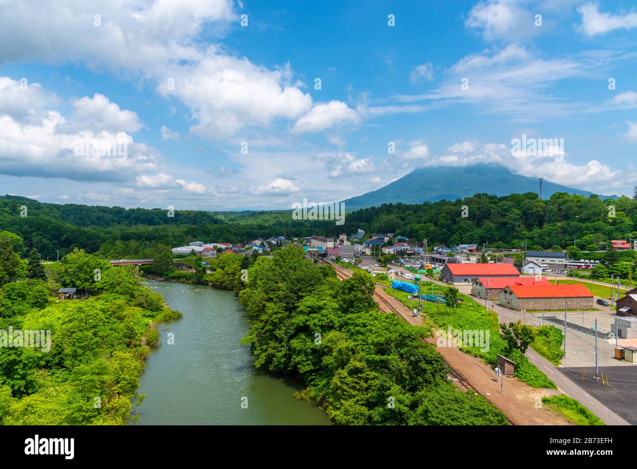 Stadtbild von Niseko im Frühling sonniger Tag mit dem Berg Yotei im Hintergrund. Eine Stadt in der Unterpräfektu Shiribeshi Stockfoto