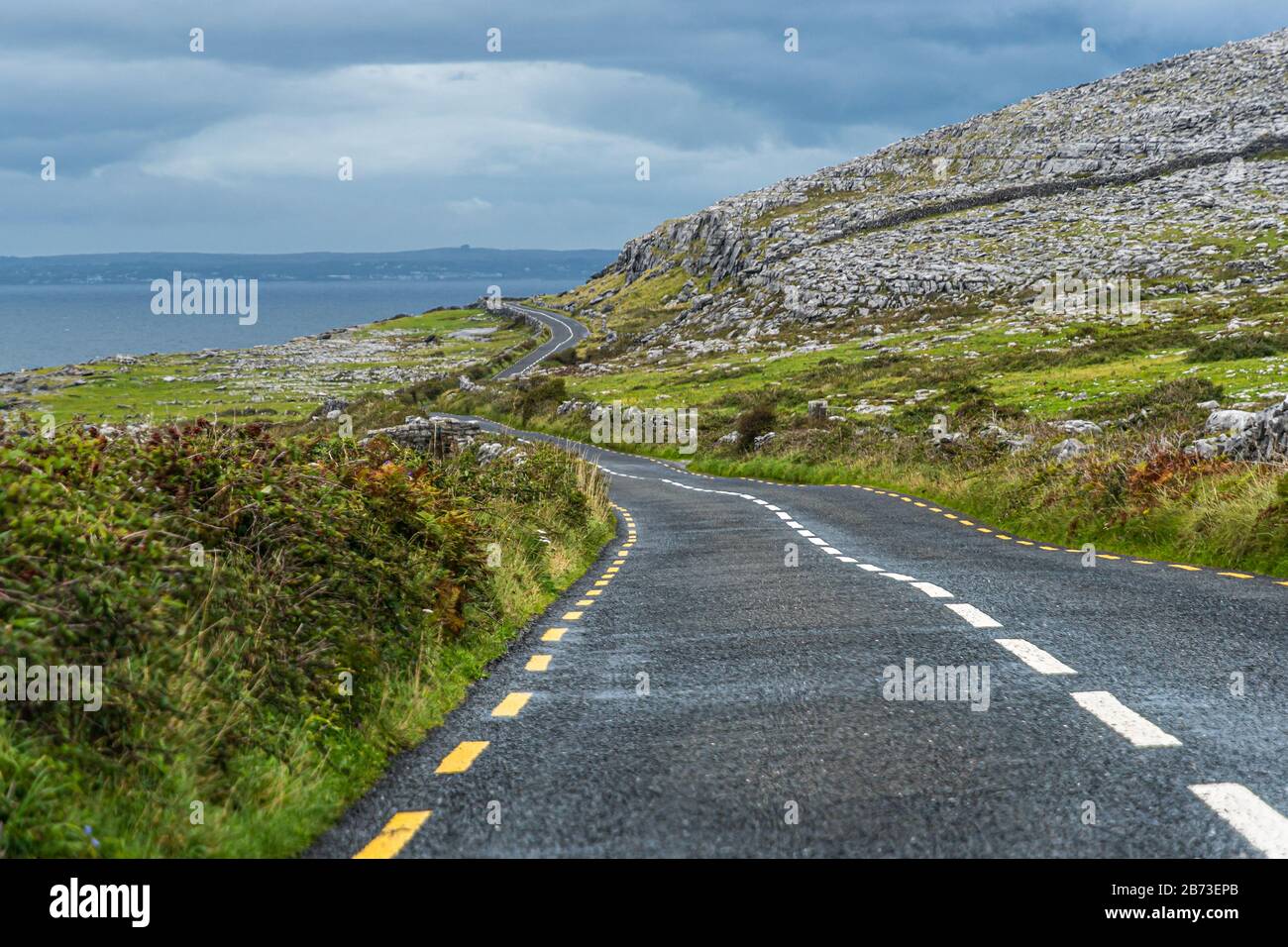 Straße durch Burren auf dem Wilden Atlantikweg in Irland Stockfoto