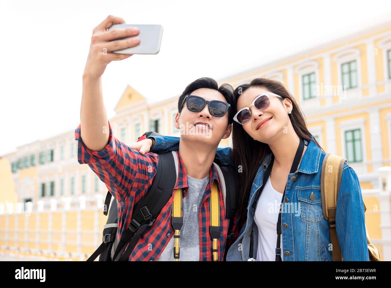 Portrait des jungen, glücklichen asiatischen Touristenpaares in legerer Kleidung, die während der Reise in Bangkok Thailand selfie mitnimmt Stockfoto