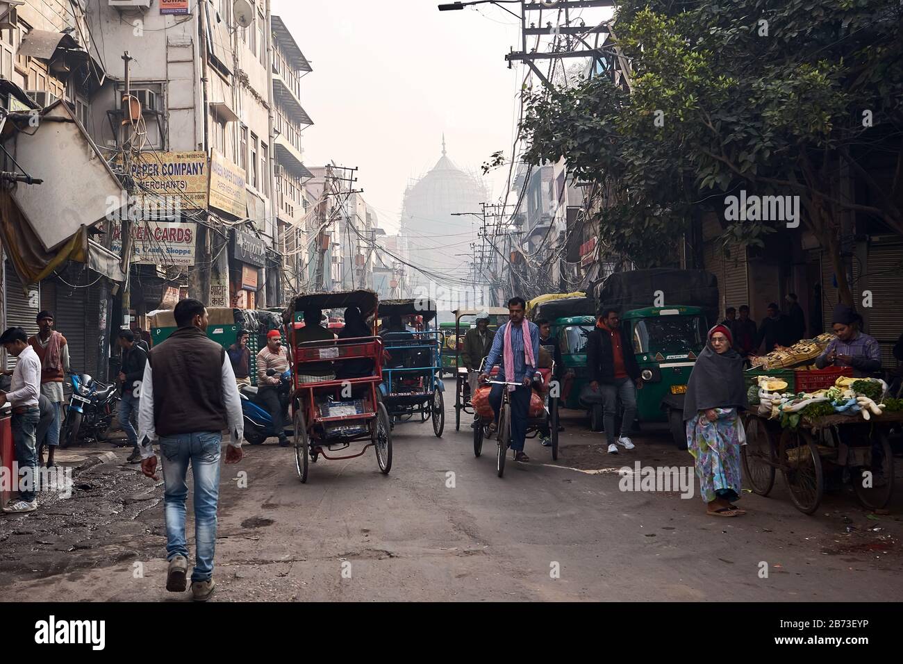 NEU-DELHI, INDIEN - 11. Januar 2019: Viele Menschen und Rikschas bewegen sich langsam in den sehr überfüllten Straßen von Alt-Delhi in Indien. Stockfoto