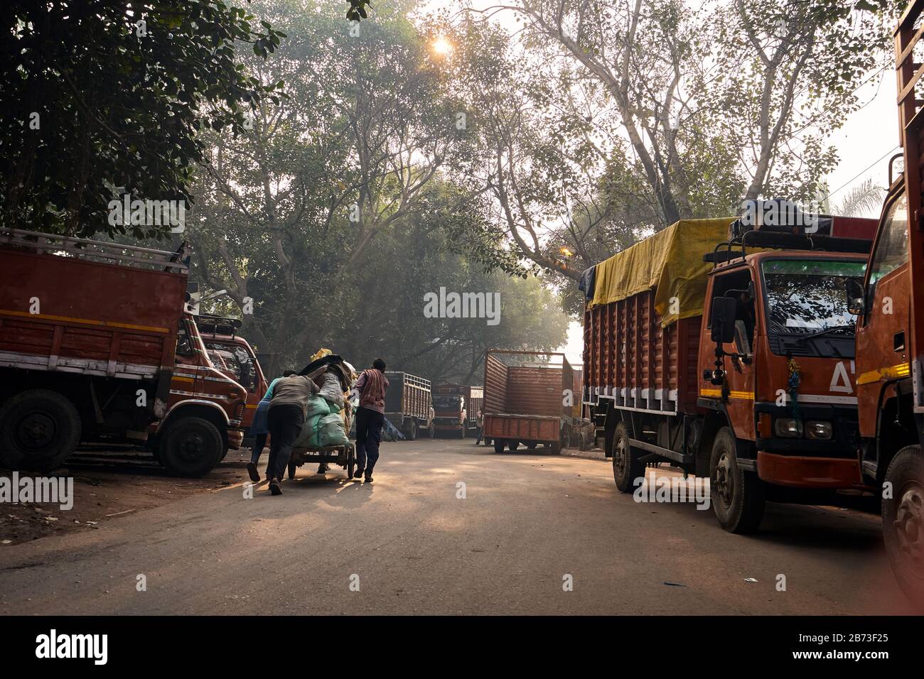 In den Straßen von Alt-Delhi in Indien bewegen sich Rickschas langsam. Stockfoto
