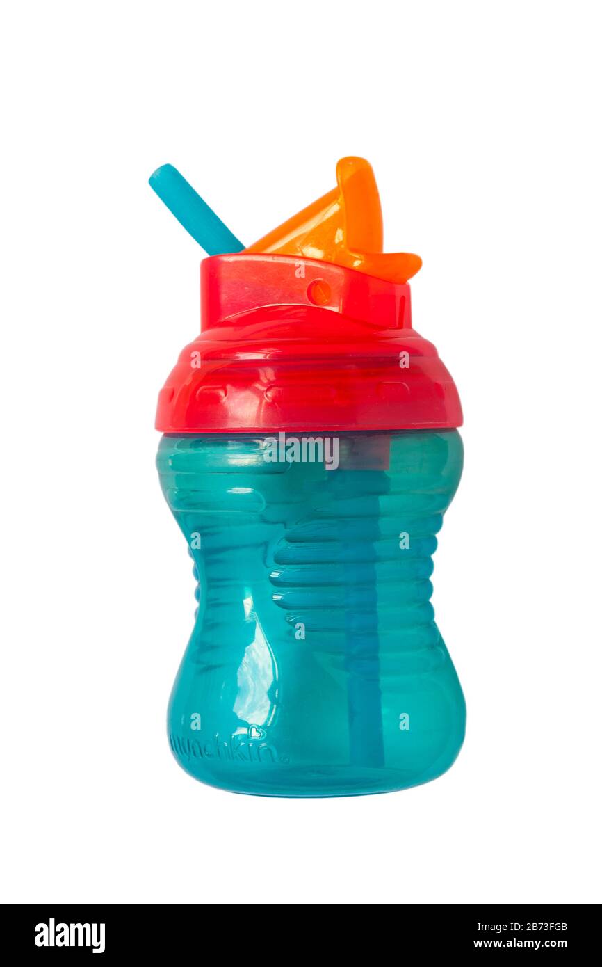 Munchkin Mighty Grip Flip Straw Cup BPA-frei - Flaschenbecher für Kleinkinder Babys Kleinkind isoliert auf weißem Hintergrund Stockfoto