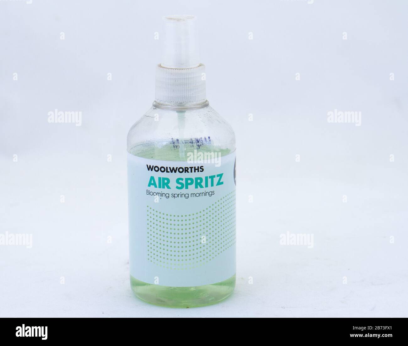 Alberton, Südafrika - eine Sprühflasche aus Woolworths Luftspritz isoliert auf einem klaren Hintergrundbild mit Kopierraum im horizontalen Format Stockfoto