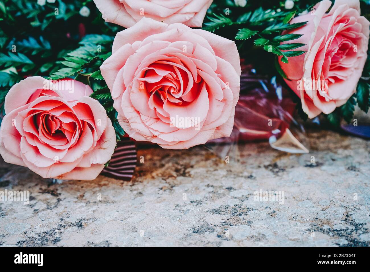 Wunderschöner Blumenstrauß aus rosa Rosen Stockfoto