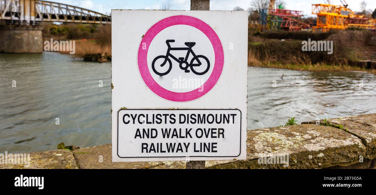 Radfahrer demontiert Schild, England, Großbritannien Stockfoto