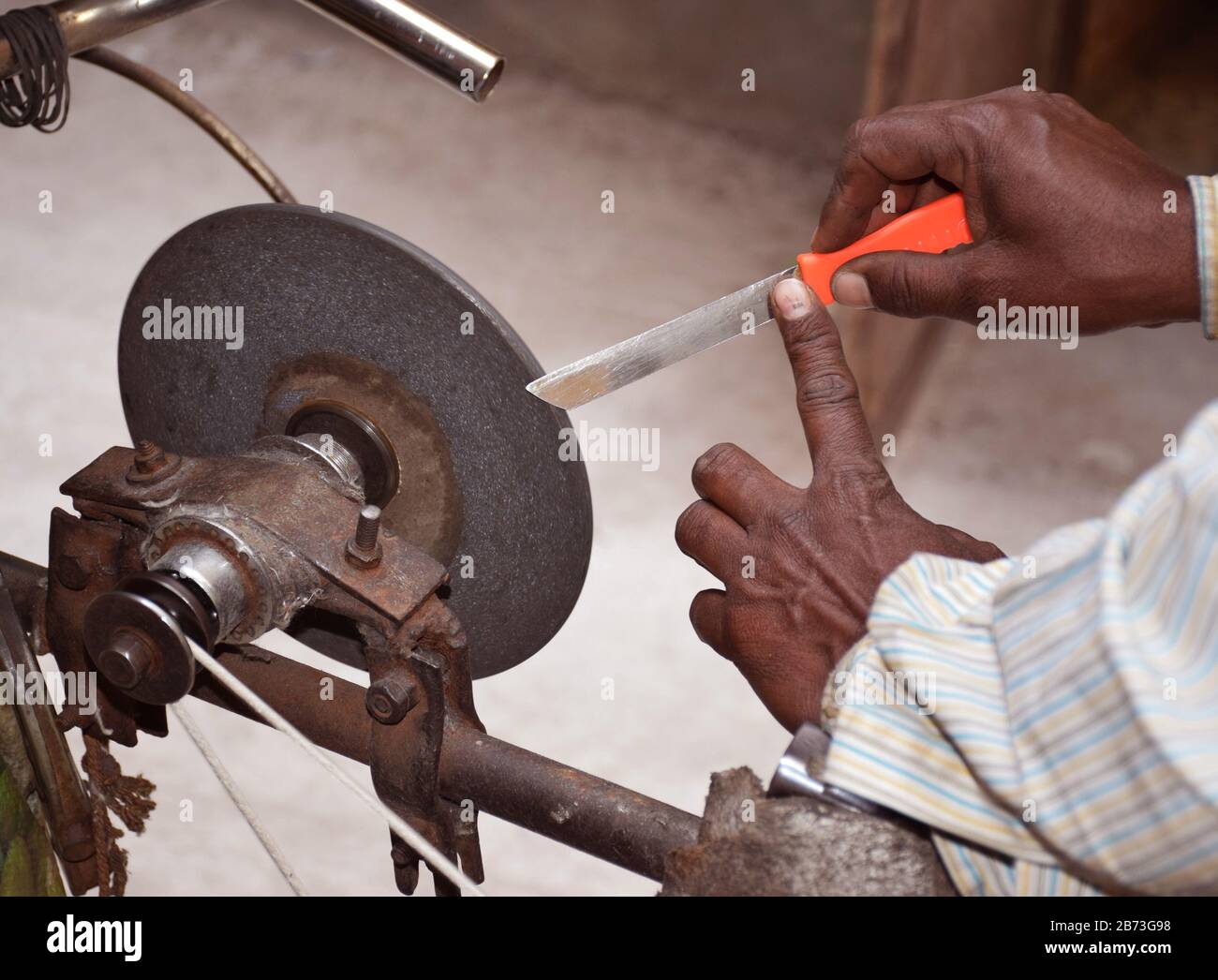 Messerschärfung in Indien im Gange Stockfoto