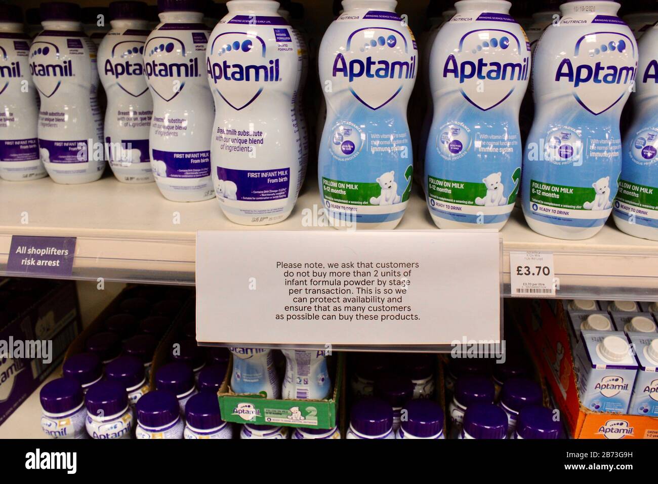 Zeichen in tesco appellieren an die Öffentlichkeit, nicht in Panik zu kaufen und Einkäufe in london england UK Aptamil Babymilch zu begrenzen Stockfoto