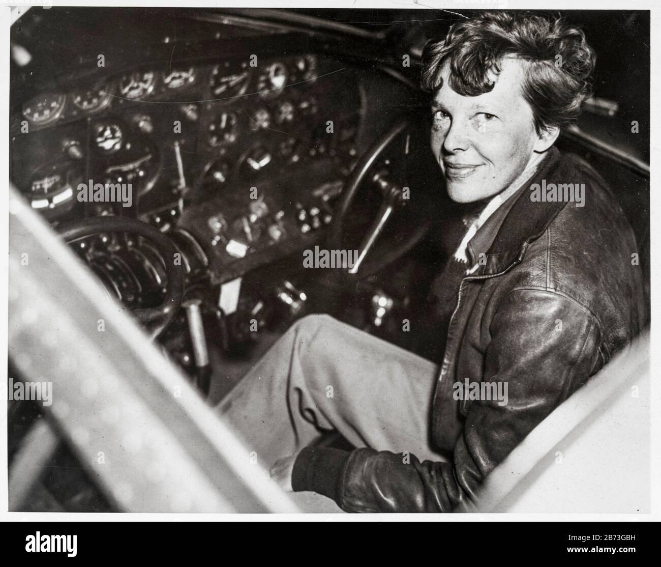 Amelia Earhart (1897-ca. 2. Juli 1937), amerikanische Flugpionierin im Cockpit eines Electra-Flugzeugs, Foto des 20. Jahrhunderts, von Acme Newspictures (New York), 1937 Stockfoto
