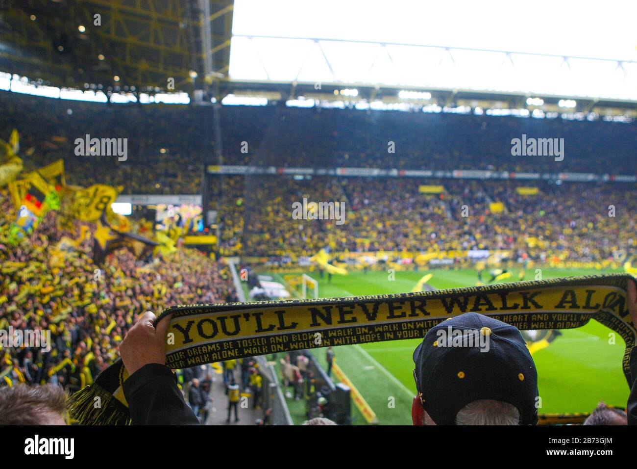 Dortmund, Deutschland. April 2019. Geisterspiel beim Derby zwischen BVB Borussia Dortmund - FC Schalke am 14. März 2020 Wegen des Corona-Virus wird das Spiel ohne Zuschauer im Signal Iduna Park, Borussia Dortmund - FC Schalke 04, Sudtribune Suedtribuene, Fans, Schals, Schal, Fahnen, Pfand, Feature, General, stattfinden. Weltweite Nutzung Credit: Dpa / Alamy Live News Stockfoto