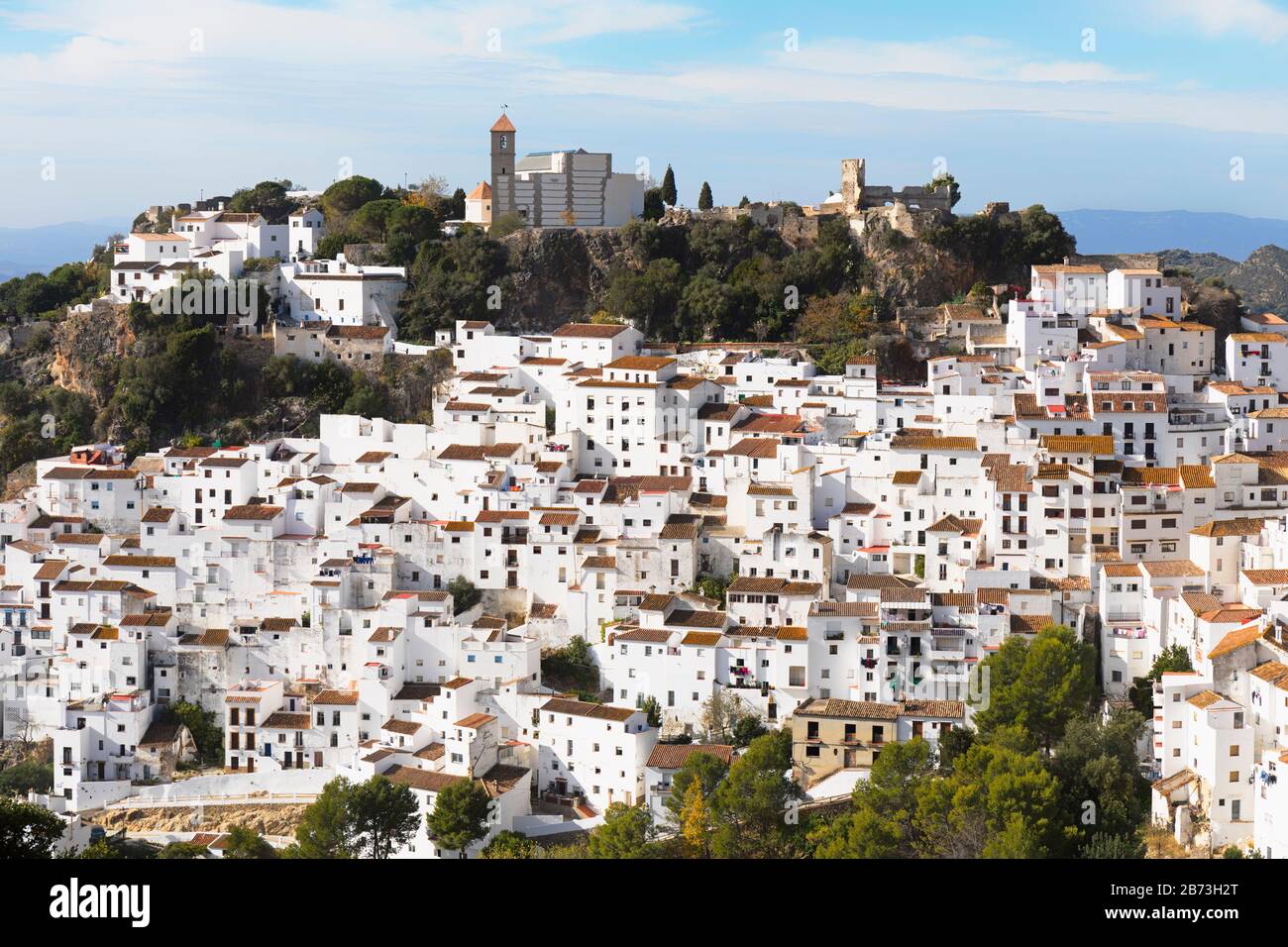 Casares, Provinz Malaga, Andalusien, Südspanien. Iconic weiß - Bergdorf gewaschen. Beliebte Ausflug ins Landesinnere von der Costa del Sol. Stockfoto