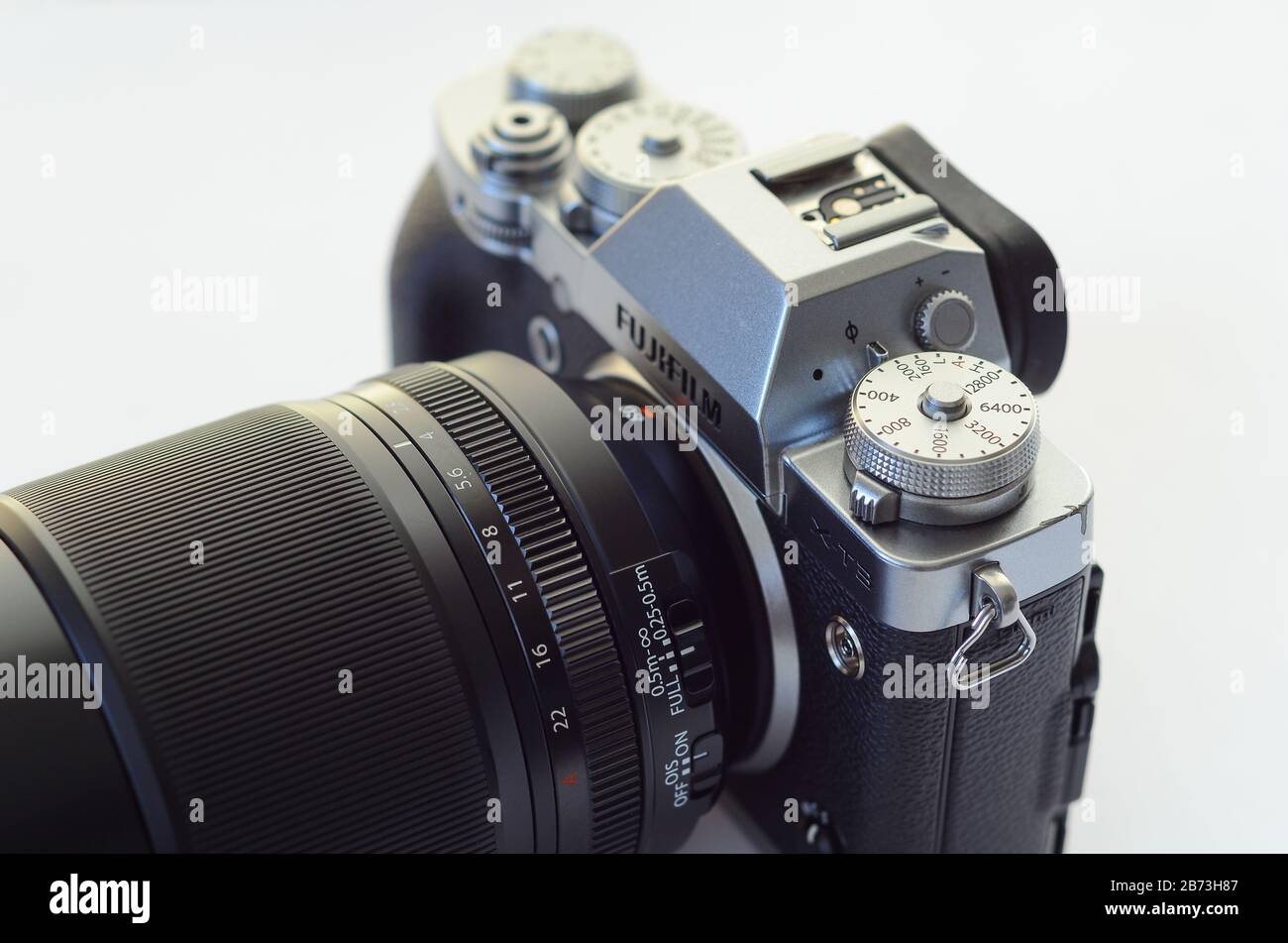 Eskisehir, TÜRKEI: März 01.2020: Isolierte Fujifilm Kamera XT3 mit 80-mm-Makroobjektiv auf weißem Hintergrund. Stockfoto