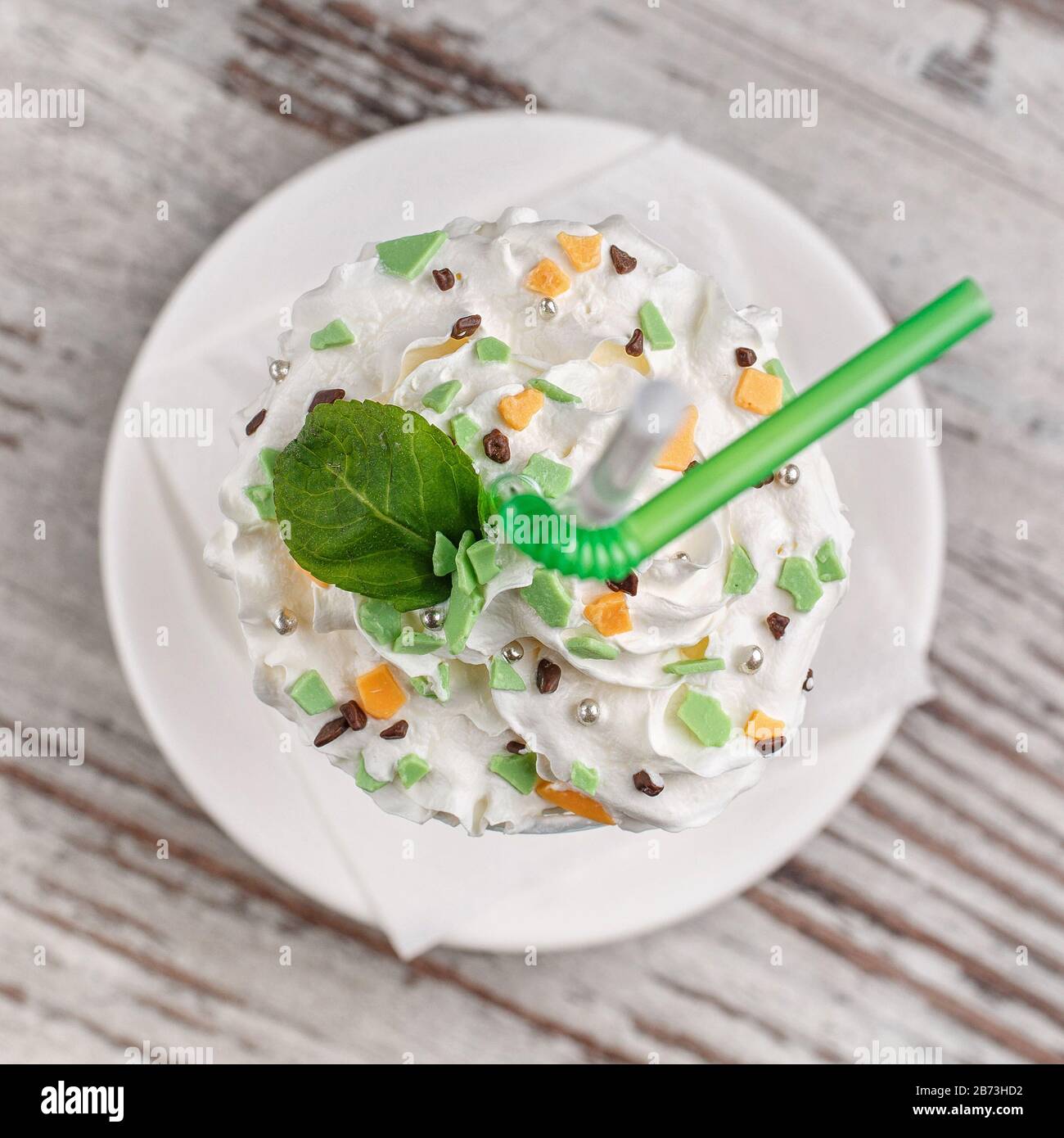 Frischer Milchcocktail mit Eis, Marshmallow und Minze. Köstliches Dessert im Restaurant. Draufsicht Stockfoto