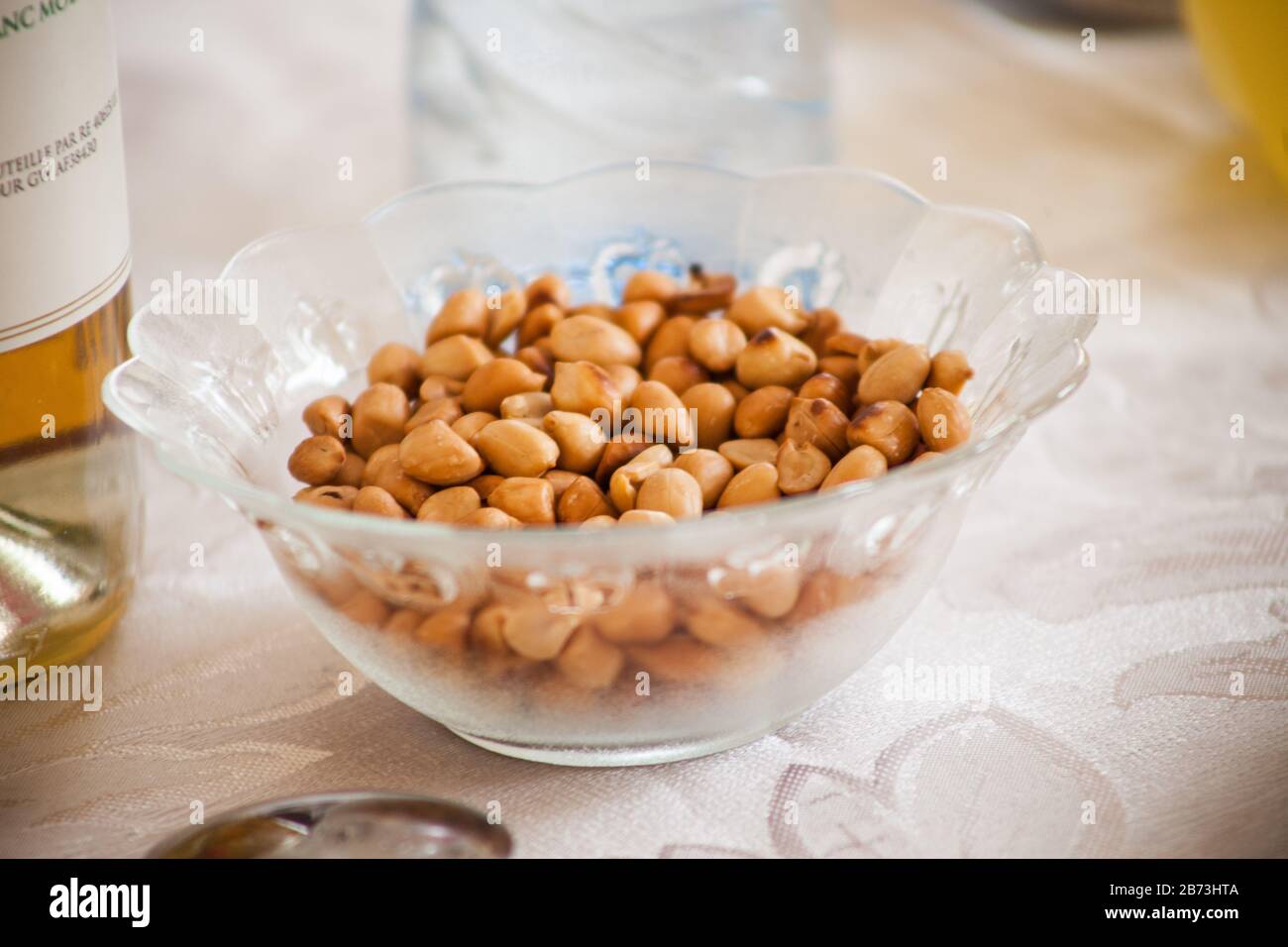 Eine Schüssel mit gerösteten, gesalzenen Erdnüssen oder Erdnüssen. Sie sind lecker und sehr reich an Eiweiß. Stockfoto