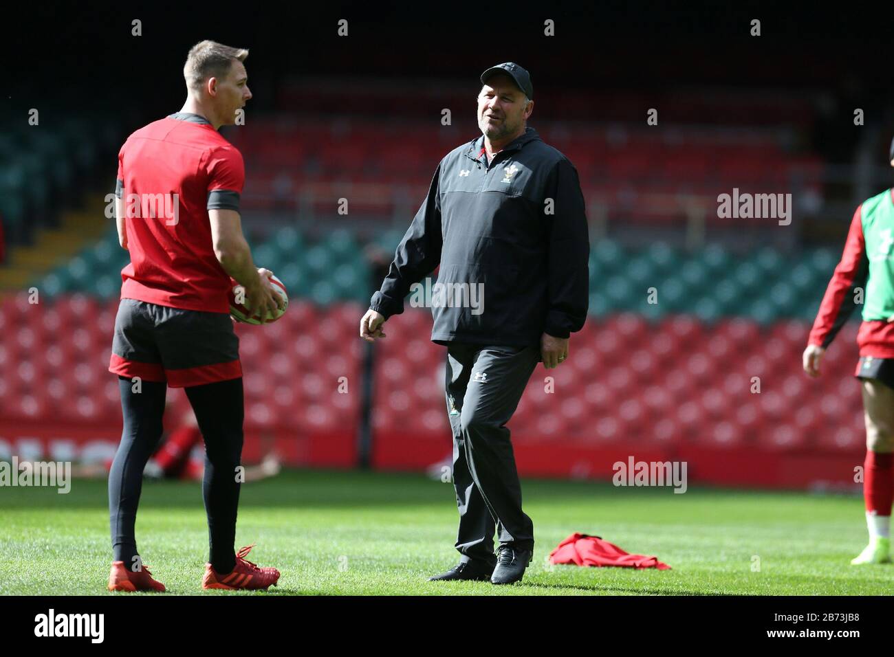 Cardiff, Großbritannien. März 2020. Wayne Pivac, der Wales Rugby Head Coach (c), sieht auf, während die Wales Rugby Kapitäne im Fürstenstadion in Cardiff, Südwales am Freitag, 13. März 2020 laufen, die Mannschaft sich auf ihr nächstes Guinness Six Nations-Meisterschaftsspiel gegen Schottland morgen vorbereiten. PIC von Andrew Orchard/Alamy Live News Stockfoto