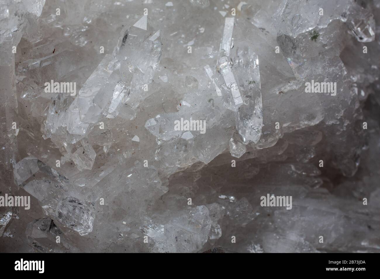 Transparente glänzende Kristalle in einer Geode Stockfoto