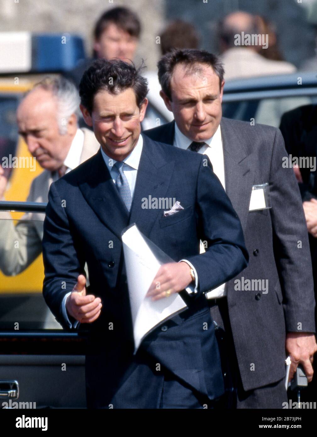 HRH Prinz Charles und David Sharp (hinten) königlicher Schutzbeamter, Tschechoslowakei 1991 Stockfoto