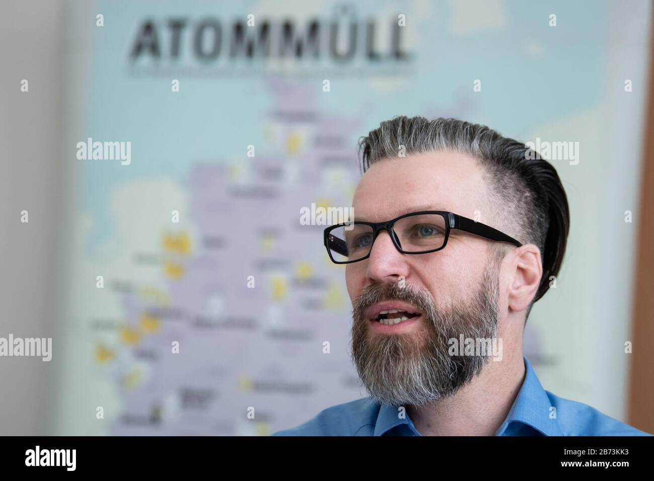 13. März 2020, Nordrhein-Westfalen, Beverungen-Würgassen: Dirk Wilhelm, Bürgerinitiative gegen Atomfilz im Dreiländereck, spricht auf einer Pressekonferenz über die Kritik an den Plänen für ein zentrales Atommülllager. Die Gesellschaft für Zwischenlagerung (BGZ) plant für das Konrad-Endlager in Niedersachsen auf dem Gelände des ehemaligen Kernkraftwerks Würgassen ein Logistikzentrum für schwach- und mittelradioaktive Abfälle. Foto: Swen Pförtner / dpa Stockfoto