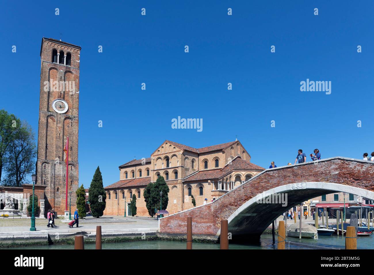 Die Venezianisch-byzantinische Kirche Santa Maria e San Donato und ihr freistehender Kirchturm. Murano, Provinz Venedig, Italien, Stockfoto