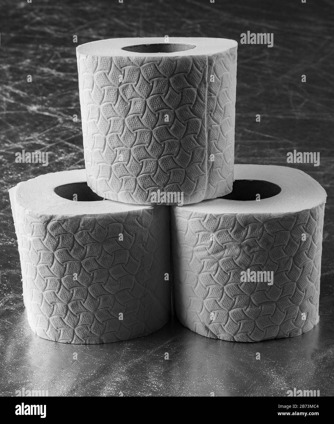 Ein Bild von Toilettenpapier, das aufstocken kann, ist auf Coronvirus zu sehen. Stockfoto
