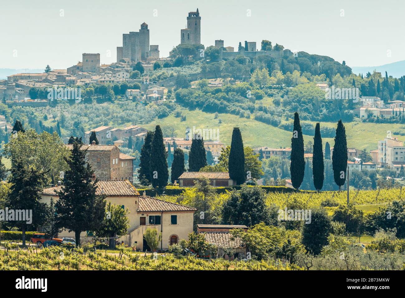 Die Skyline der Till Stadt San Gimignano mit ihren 14 hohen Türmen, bekannt als Medieval Manhattan, inmitten der sanften Hügel der toskanischen Landschaft, Italien Stockfoto