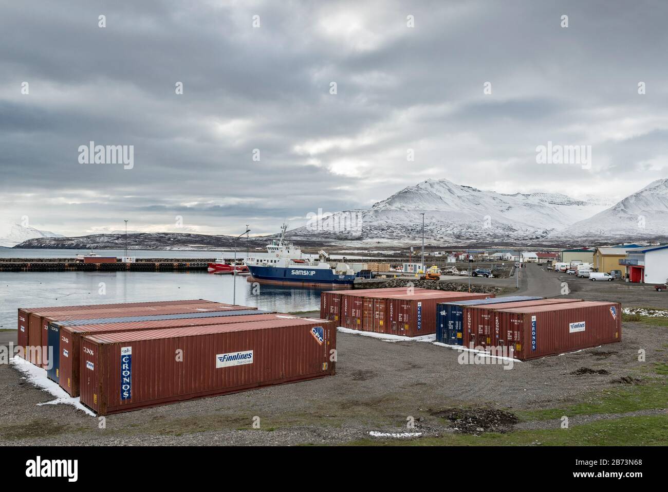 Schiffscontainer im kleinen Hafen von Ólafsfjörður im Nordosten Islands Stockfoto