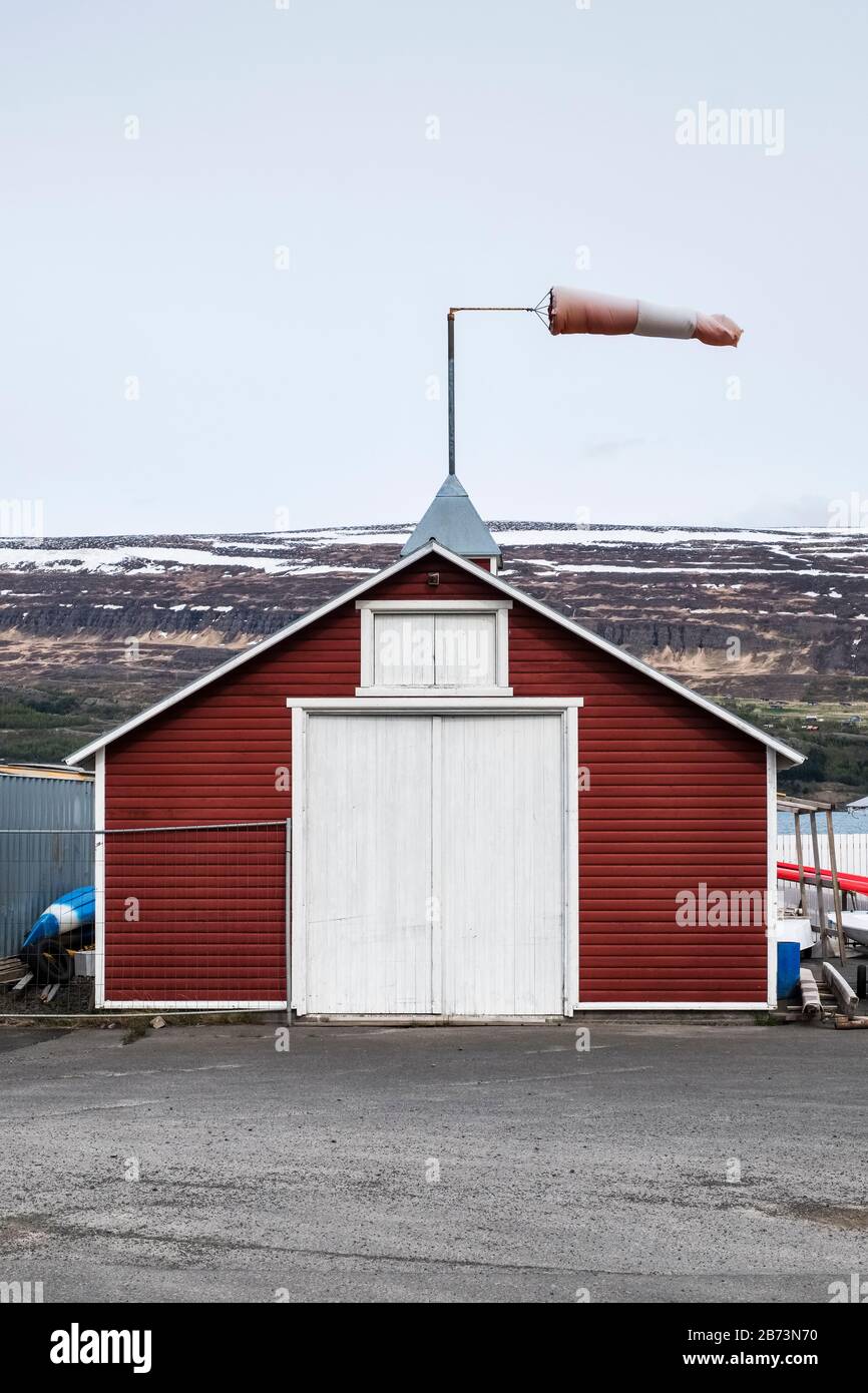 Ein Windbock zeigt die Windstärke in Akureyri, Nordisland Stockfoto