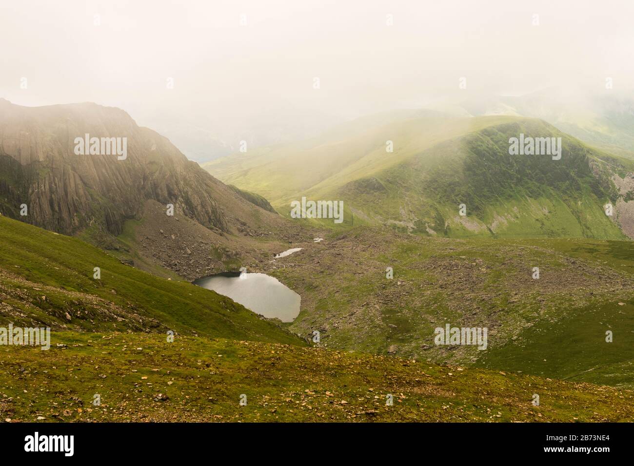 Bergsee Llyn D'ur Arddu, vom Llanberis Path aus gesehen, der den Mount Snowdon, den Snowdonia National Park, Wales, Großbritannien, aufsteigend aufsteigt. Stockfoto
